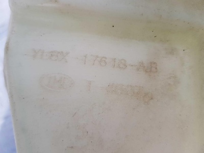 Бачок стеклоомывательной жидкости Ford Escape 2000-2007 YL8Z 17618 AA; YL8X 17618 AB