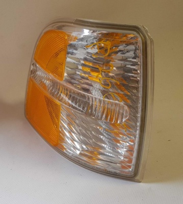 Поворотник передний правый Ford Explorer 3 2002-2005  1L2Z 13200 AA