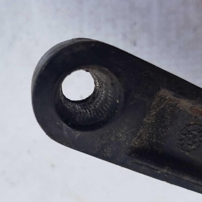 Поводок стеклоочистителя правый Chevrolet Express 2003-2014 25961210; 15947915; 15072708; 88958104; 12487590; 12367262; 22138636