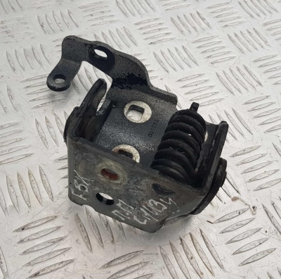 Дверная петля передняя правая нижняя Cadillac Escalade 2006-2014 20969646; 20876297; 25958197; 25854411