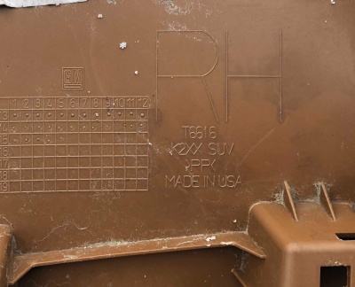 Накладка средней стойки правая Cadillac Escalade / Tahoe 2015-2020 23257451