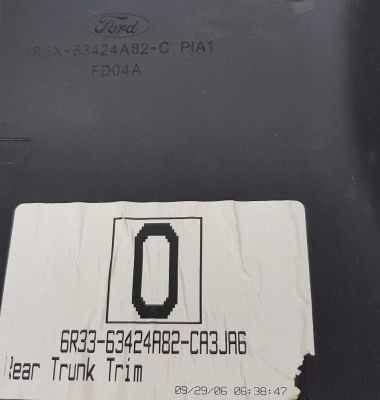 Обшивка багажника Ford Mustang 2004-2010 6R33 63424A82; 4R3X 63424A82