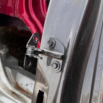 Петля задней правой двери верхняя Chevrolet Tahoe / Escalade 2021-н.в. 23396438