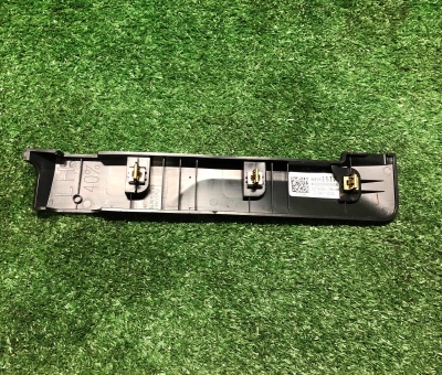 Крышка регулятора второго ряда сидения левая Chevrolet Tahoe / Escalade 2021-н.в. 84901517 ; 84774789 ; 84901516