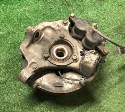 Поворотный кулак левый Cadillac Escalade / Tahoe 2015-2019 22842314