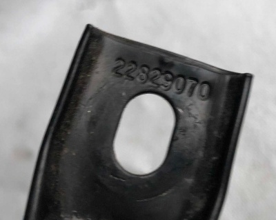 Кронштейн крепления акб Cadillac Escalade / Tahoe 2014-2020 22829070