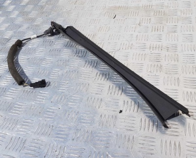 Уплотнитель двери багажника / Зажимная пластина правая Ford Explorer 5 2011-2015 BB5Z 78406A76 A; BB53 78406A76 A