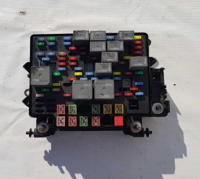 Блок предохранителей Chevrolet Tahoe/Cadillac Escalade 2001-2006/ Hummer H2 15201930; 15786043; 15115617