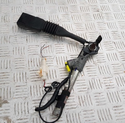 Замок ремня безопасности передний левый Ford Escape 2007-2012 8L8Z 7861203 BA; 8L84 78610E15 B