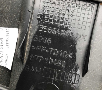 Накладка средней стойки верхняя правая Jeep Renegade 2017 735664601 ; 5VW42LXHAB