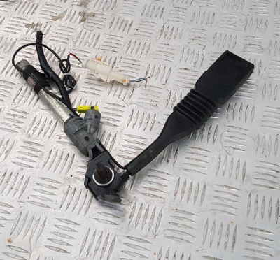 Замок ремня безопасности передний левый Ford Escape 2007-2012 8L8Z 7861203 BA; 8L84 78610E15 B