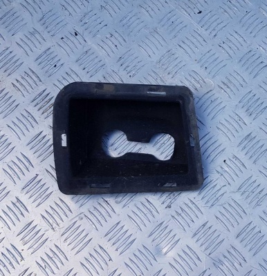 Накладка буксировочного крюка правая Cadillac Escalade 2006-2014 15893973