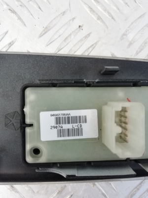 Блок управления стеклоподъемником передний правый Jeep Grand Cherokee (WK2) 2005-2009; 04602786AA