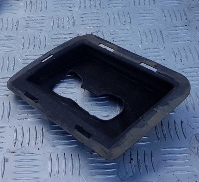 Накладка буксировочного крюка левая Cadillac Escalade 2006-2014 15893972