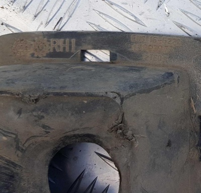 Накладка буксировочного крюка правая Cadillac Escalade 2006-2014 15893973