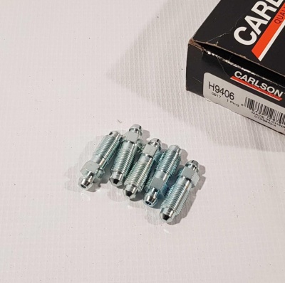 Штуцер переднего суппорта Chevrolet Tahoe/Cadillac Escalade 2006-2014 Carlson H9406; 25846360; 25990112; 25990111; 18044322; 18029884; 18016442