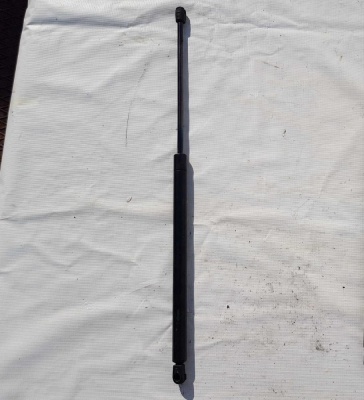 Амортизатор двери багажника правый Chevrolet Tahoe 1999-2006 10389052; 15766376; 15746120