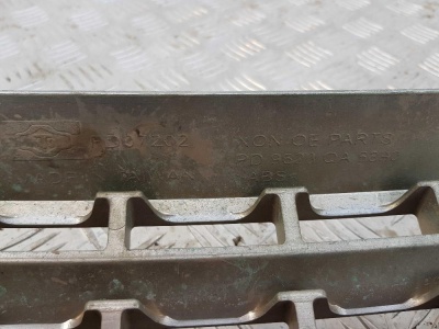 Решетка радиатора Ford Expedition 2003-2006 2L1Z 8200 AAA