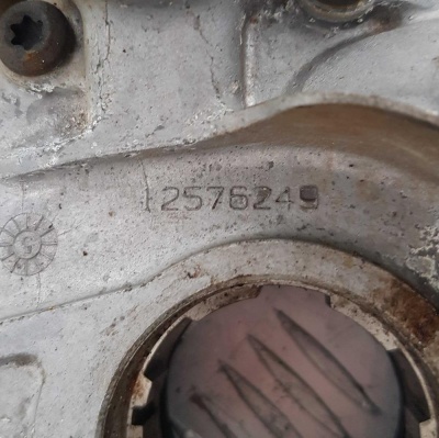 Крышка двигателя передняя с масл. насосом (3.5L;4.2L) Chevrolet TrailBlazer 2001-2009/Hummer H3 2005-2010 12628565; 12576249; 12577097; 12601932; 12586647; 12582737; 12575539; 12569163; 24577548