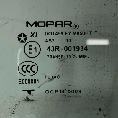 Стекло водительской двери  Jeep Grand Cherokee WK2 68068671AB