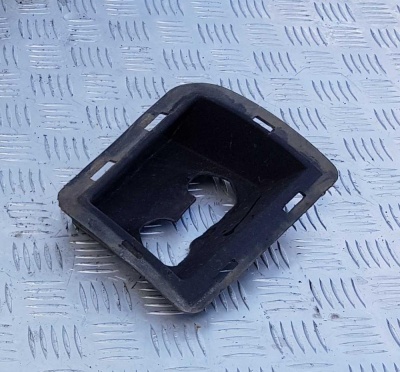 Накладка буксировочного крюка левая Cadillac Escalade 2006-2014 15893972